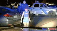 美国警察生擒持刀少年